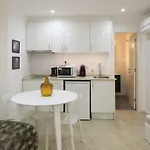 Апартаменти Center - Subway Nearby *
