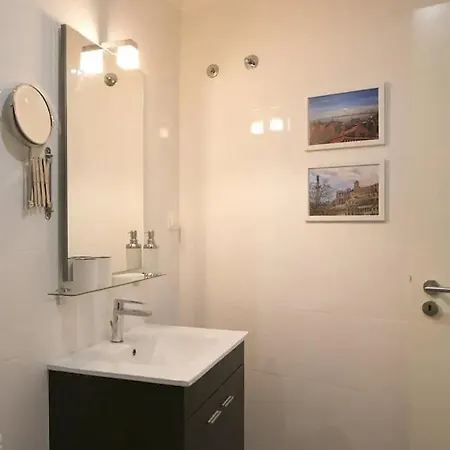 Center - Subway Nearby