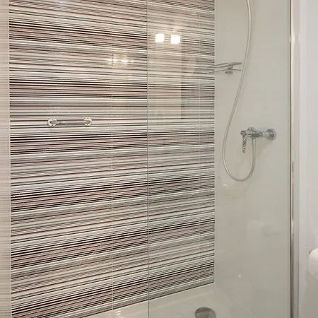 Center - Subway Nearby شقة