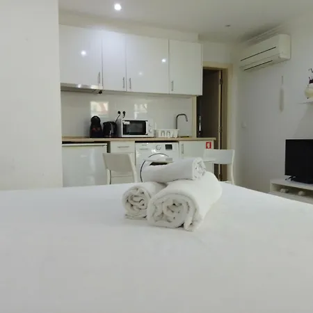 Center - Subway Nearby Апартаменты