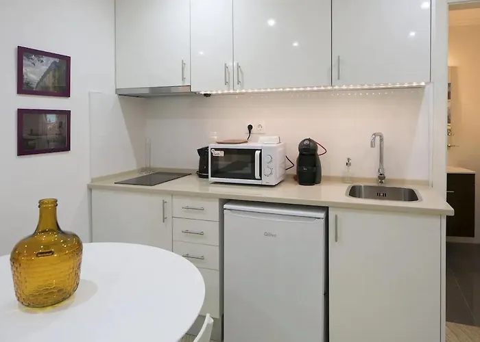 Center - Subway Nearby *