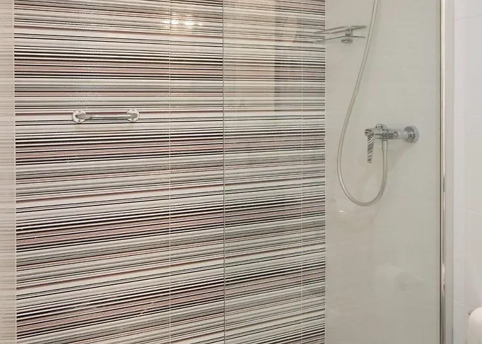 Center - Subway Nearby 公寓