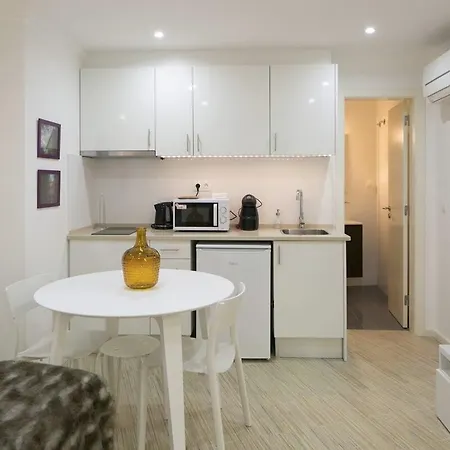 Apartment Center - Subway Nearby *
